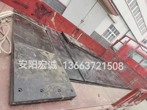 自卸車車底滑板發(fā)貨南寧，安陽宏誠自卸車車底滑板卸車沒煩惱！